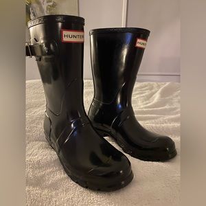 Black mid calf woman’s hunter boots